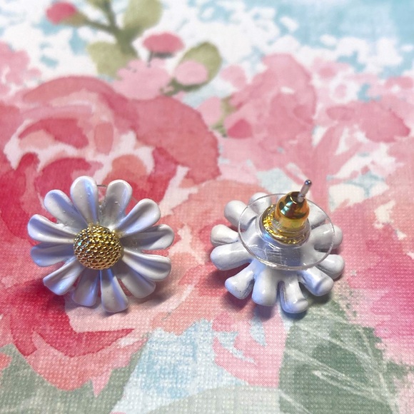 White Daisy Flower Stud Earrings - Picture 4 of 4